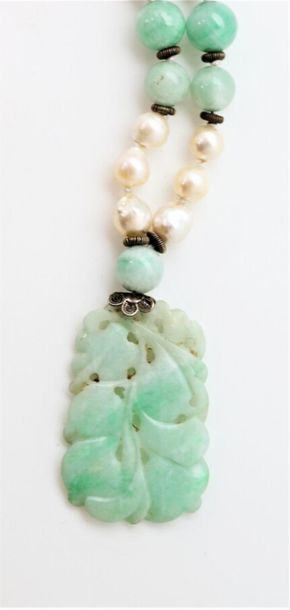 null CHINA
Necklace made of baroque cultured pearls and jade-jadeite pearls holding...