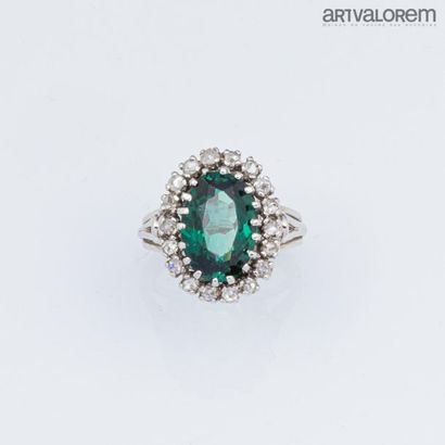 null Bague en or gris 750°/°° ornée d'un spinelle synthétique vert dans un entourage...