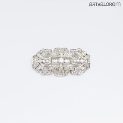 null Brooch-pendant plate in platinum decorated with 8/8 cut antique diamonds and...