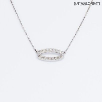 null Necklace in white gold 750°/°°° centred on an ellipse paved with rose-cut diamonds.
Length:...