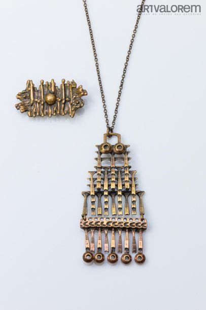 null Pentti SARPANEVA Finland
Necklace and brooch in gilt bronze and copper with...