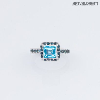 null 925°/°° silver ring centered on a square blue topaz with cut-off sides in a...