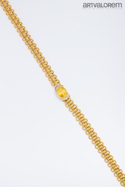 null Collier en or jaune 750°/°° à large maille fantaisie centré d'un motif ovale...