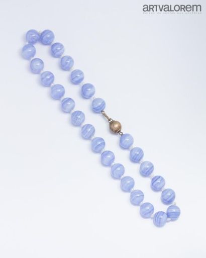 null Necklace made of blue chalcedony beads alternating with freshwater cultured...