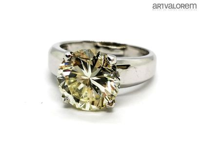 null Bague solitaire en or gris 750°/°° ornée d'un diamant taille brillant de 5,59...