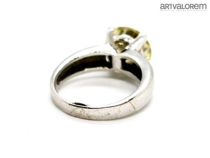 null Bague solitaire en or gris 750°/°° ornée d'un diamant taille brillant de 5,59...