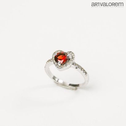 null 925°/°° silver ring centered on a round garnet in a heart-shaped frame set with...