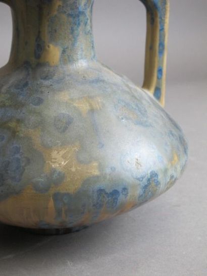 null PIERREFONDS
Vase à deux anses en gré émaillé jaune et bleu.
marqué FH, numéro...