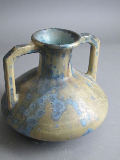 null PIERREFONDS
Vase à deux anses en gré émaillé jaune et bleu.
marqué FH, numéro...