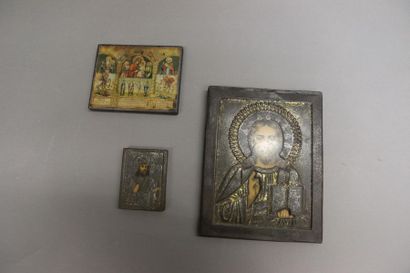 null Lot de trois icones "souvenirs de pèlerinage", deux en métal estampé (Saint...
