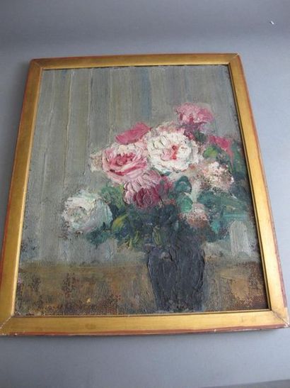 null Ecole française du XXème siècle 
Bouquet de roses huile sur toile.
signature...