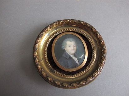 null Ecole française de la fin du XVIIIème siècle.
Miniature, portrait d'homme (fente)....