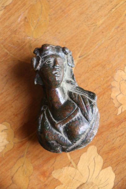null Buste de femme en bronze patiné, rempli de plomb.
L10 cm
