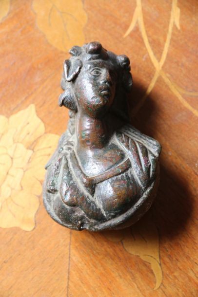 null Buste de femme en bronze patiné, rempli de plomb.
L10 cm
