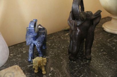 null Trois éléphants souvenirs en pierre dure et faïence.
