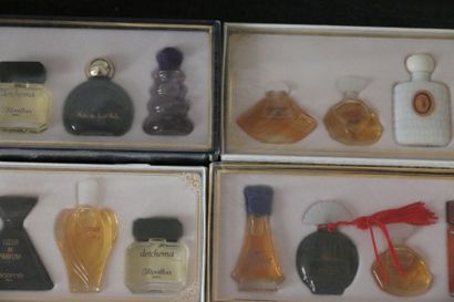 null Miroir publicitaire imprimé Laroche parfum. On joint quatre boites de miniatures...