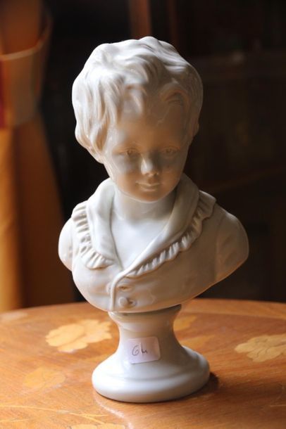 null D'après Houdon, buste de garçonnet en porcelaine sur piédouche. H.23 cm
