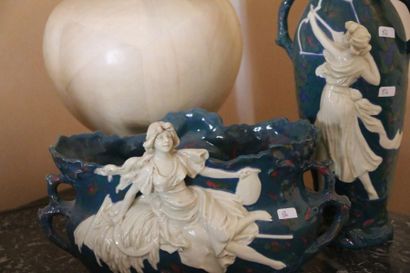 null Vase et cache-pot en porcelaine à décor d'une allégorie de l'Amour et d'une...