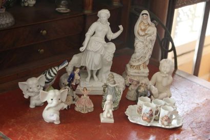 null Ensemble de statuettes souvenirs en biscuit et porcelaine.
