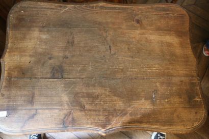 null Table d'appoint en bois naturel ouvrant par un tiroir, une tablette d'entre-jambe....