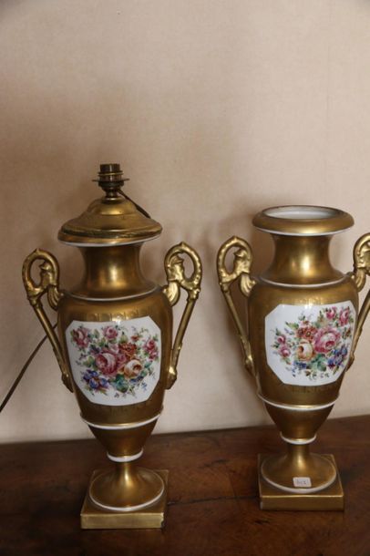null Paire de vases fuseau en porcelaine, à décor floral dans des réserves sur un...