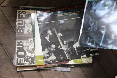 null Batch of 33 rpm and 45 rpm vinyl records. French variety, Jazz etc.
