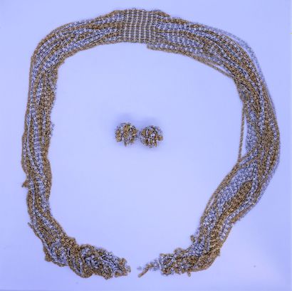 null 
Loris AZZARO Attribué à




Parure en métal doré et argenté comprenant un collier...