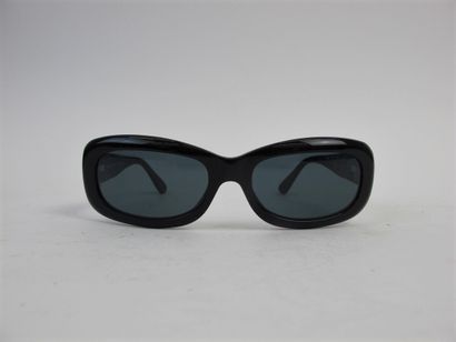 null CHANEL 

Pair of sunglasses.

In its case and box