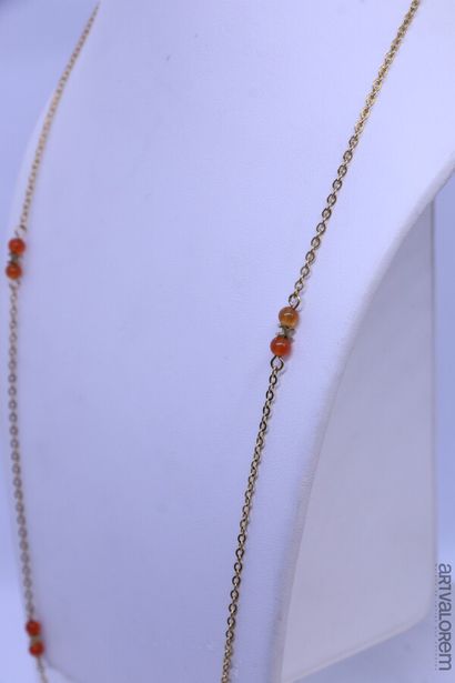 null CHANEL Circa 1980

Sautoir chaîne en métal doré ponctué de perles de verre orange...