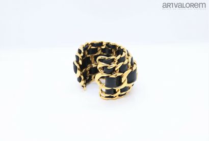null In the taste of CHANEL 

Chain cuff bracelet in gold plated metal and black...