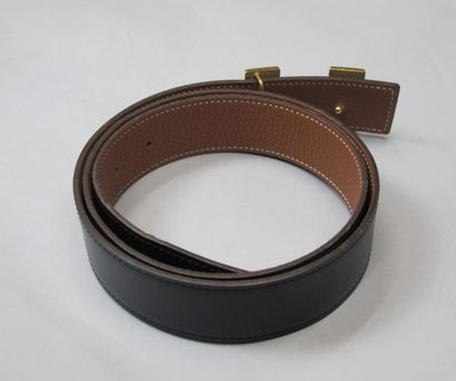 null HERMÈS Paris

Smooth black leather belt, gold grained leather interior, gold...
