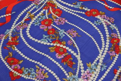null CARTIER

Printed wool and silk shawl with polychrome pearl and flower necklace...