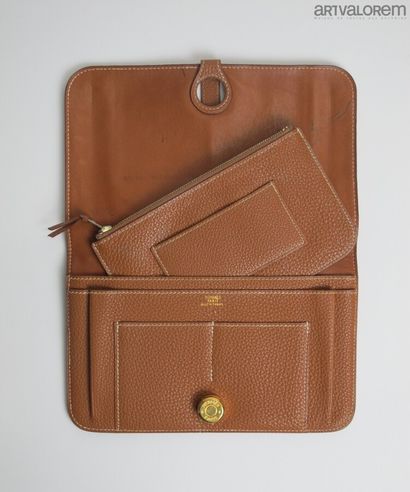 null HERMÈS Paris

Duo wallet model " Dogon " in gold Togo calfskin with white stitching,...