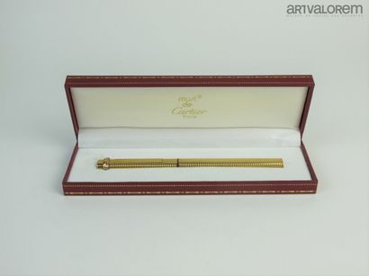 null CARTIER

Rollerball pen model "Must" in gold plated metal with striated decoration.

With...