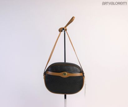 null CHRISTIAN DIOR 

Petit sac besace en vachette noir et veau de couleur noisette,...