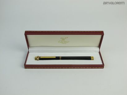 null CARTIER

Rollerball pen model "Must" in black and burgundy lacquer, gold plated...