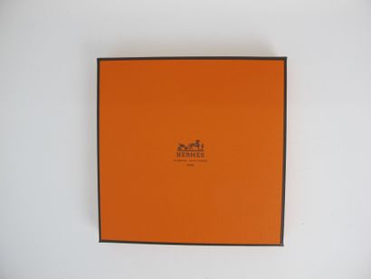 null HERMÈS Paris

Silk square printed with leaves on a beige background and orange-pink...