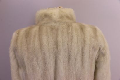 null 
G.R FISCHELIS 




Long coat in cream mink, three-quarter sleeves, closing...