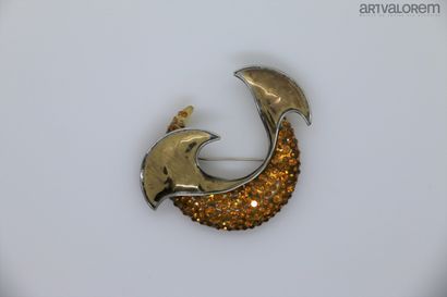 null MANUFACTURING Paris

Gilded metal and resin brooch in the shape of a moon set...