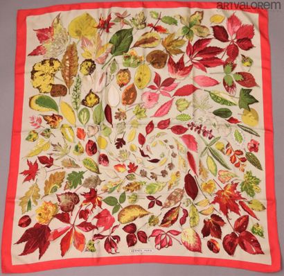 null HERMÈS Paris

Silk square printed with leaves on a beige background and orange-pink...