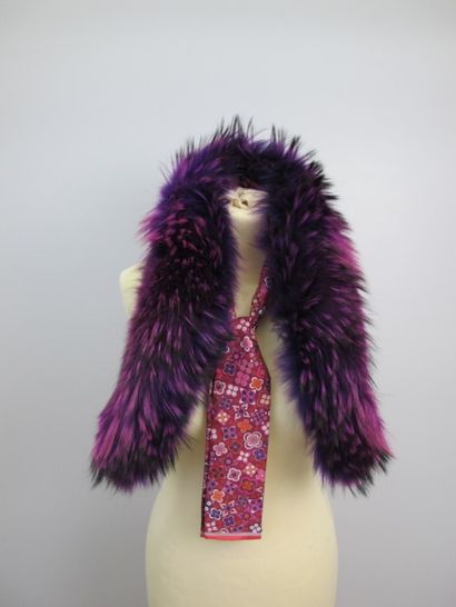 null LOUIS VUITTON

Col en renard teint violet-rose, doublé d'un foulard en soie...