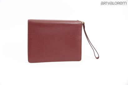 null CARTIER 

Burgundy leather lined hand pouch, retractable strap, snap pocket,...