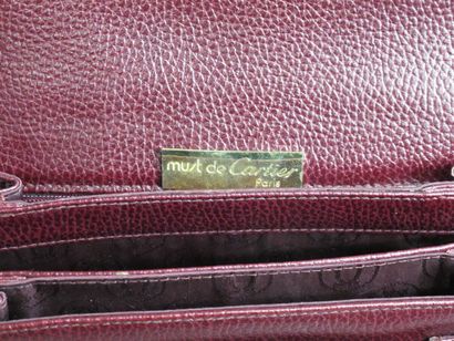null CARTIER 

Burgundy leather messenger bag, "Must" model, one adjustable handle,...