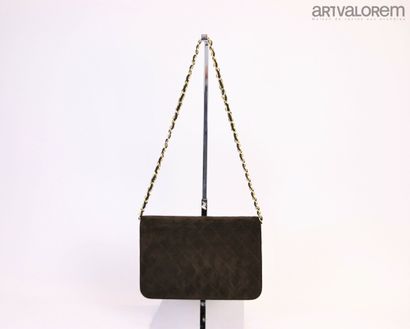 null CHANEL 

Clutch bag with flap in chocolate brown calfskin, inside in chocolate...