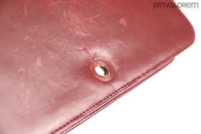 null CHANEL 

Clutch bag with flap in burgundy lambskin, interior in burgundy leatherette...