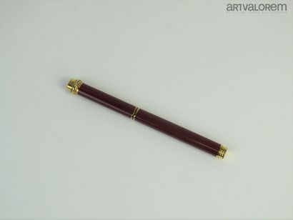 null CARTIER

Stylo plume modèle "Must" en laque bordeaux et attributs dorés.

Avec...