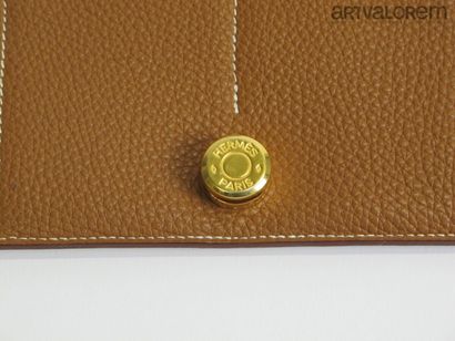 null HERMÈS Paris

Duo wallet model " Dogon " in gold Togo calfskin with white stitching,...