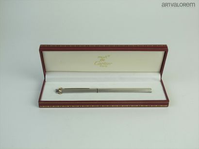 null CARTIER

Rollerball pen model "Must" in brushed steel and gold plated metal...