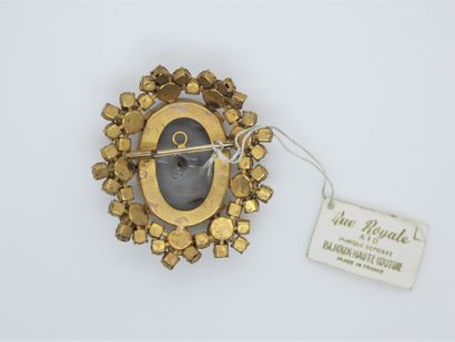 null AD

Gilded metal brooch adorned with a glass cabochon cast in imitation of an...