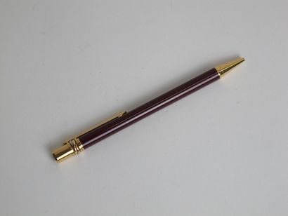 null CARTIER

Rollerball pen model "must" in speckled lacquer and gold metal.

In...